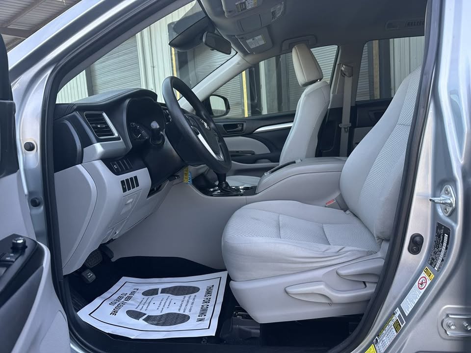 TOYOTA HIGHLANDER 2017 – Silver USA Import | 7-Seater Family SUV Ghana | Call 📞 0244568056 | Pay Ghana Cedi (GHS) Equivalent