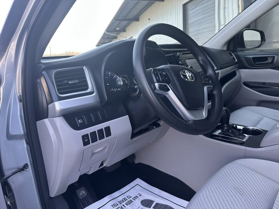 TOYOTA HIGHLANDER 2017 – Silver USA Import | 7-Seater Family SUV Ghana | Call 📞 0244568056 | Pay Ghana Cedi (GHS) Equivalent