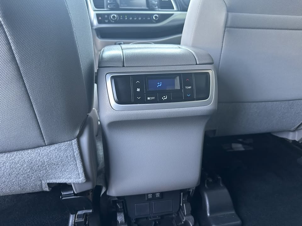 TOYOTA HIGHLANDER 2017 – Silver USA Import | 7-Seater Family SUV Ghana | Call 📞 0244568056 | Pay Ghana Cedi (GHS) Equivalent