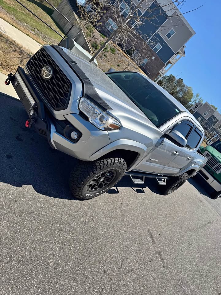 TOYOTA TACOMA 2020 SR5 TRD OFF ROAD – Silver Sky Metallic | Lifted | Call 📞 0244568056 | Pay Ghana Cedi (GHS) Equivalent