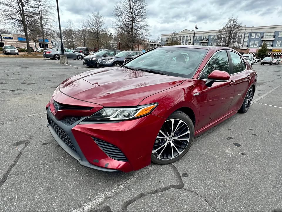 TOYOTA CAMRY HYBRID 2018 SE – Hybrid, Leather & Sunroof | Red Wine | Call 📞 0244568056 | Pay Ghana Cedi (GHS) Equivalent