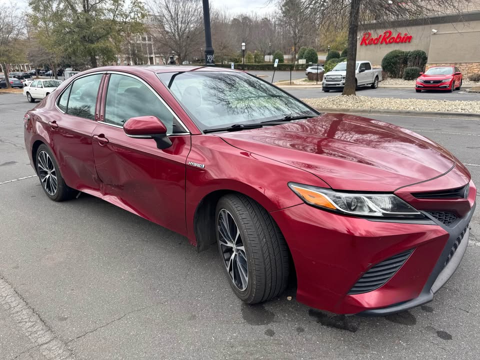 TOYOTA CAMRY HYBRID 2018 SE – Hybrid, Leather & Sunroof | Red Wine | Call 📞 0244568056 | Pay Ghana Cedi (GHS) Equivalent